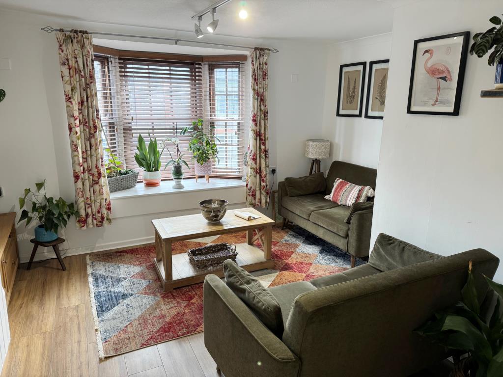 Lot: 8 - SHOP AND TWO-BEDROOM FLAT FOR INVESTMENT - First floor living room area